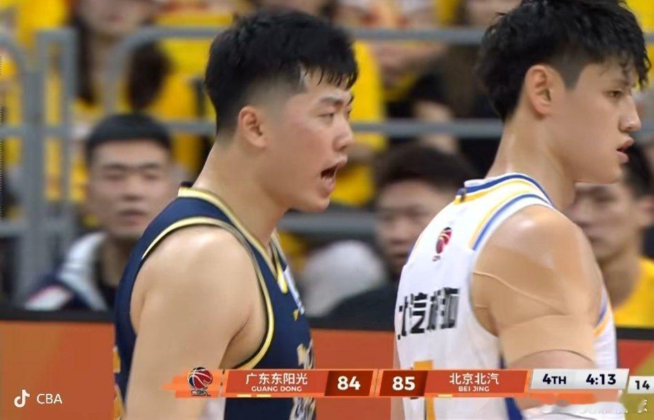 死亡五小来了！绝境时刻杜锋派上张皓嘉，杜润旺打中锋五小阵容，这是要拼进攻火力了