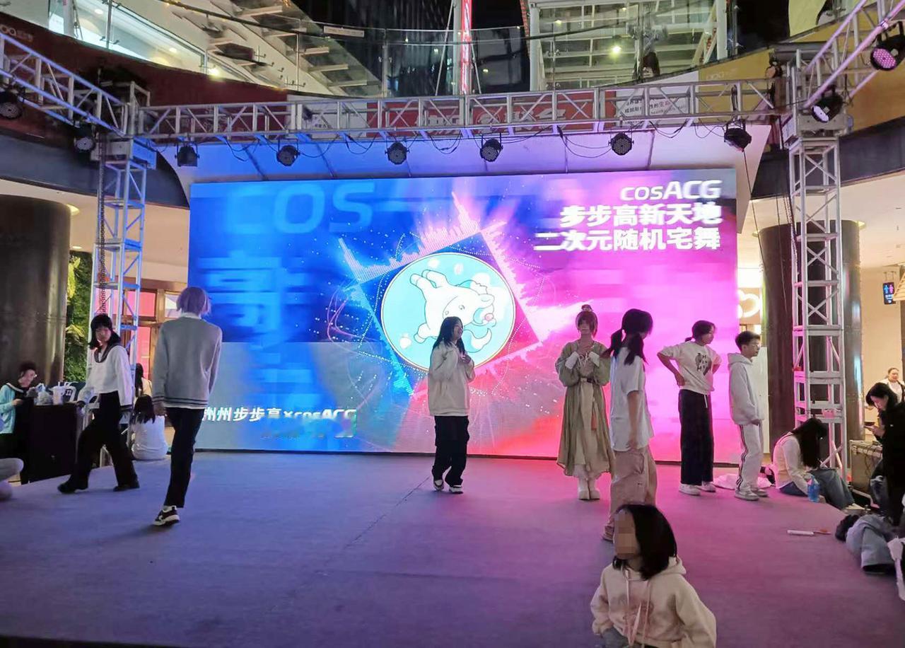 晚上路过市里最大的购物中心，看见有户外表演，很多人围观。我也凑上前看热闹，原来是