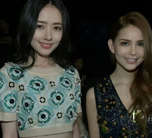 郭碧婷真的是合照杀手，难怪向太这么喜欢她，这张照片，美的很轻松，就连混血的昆凌在