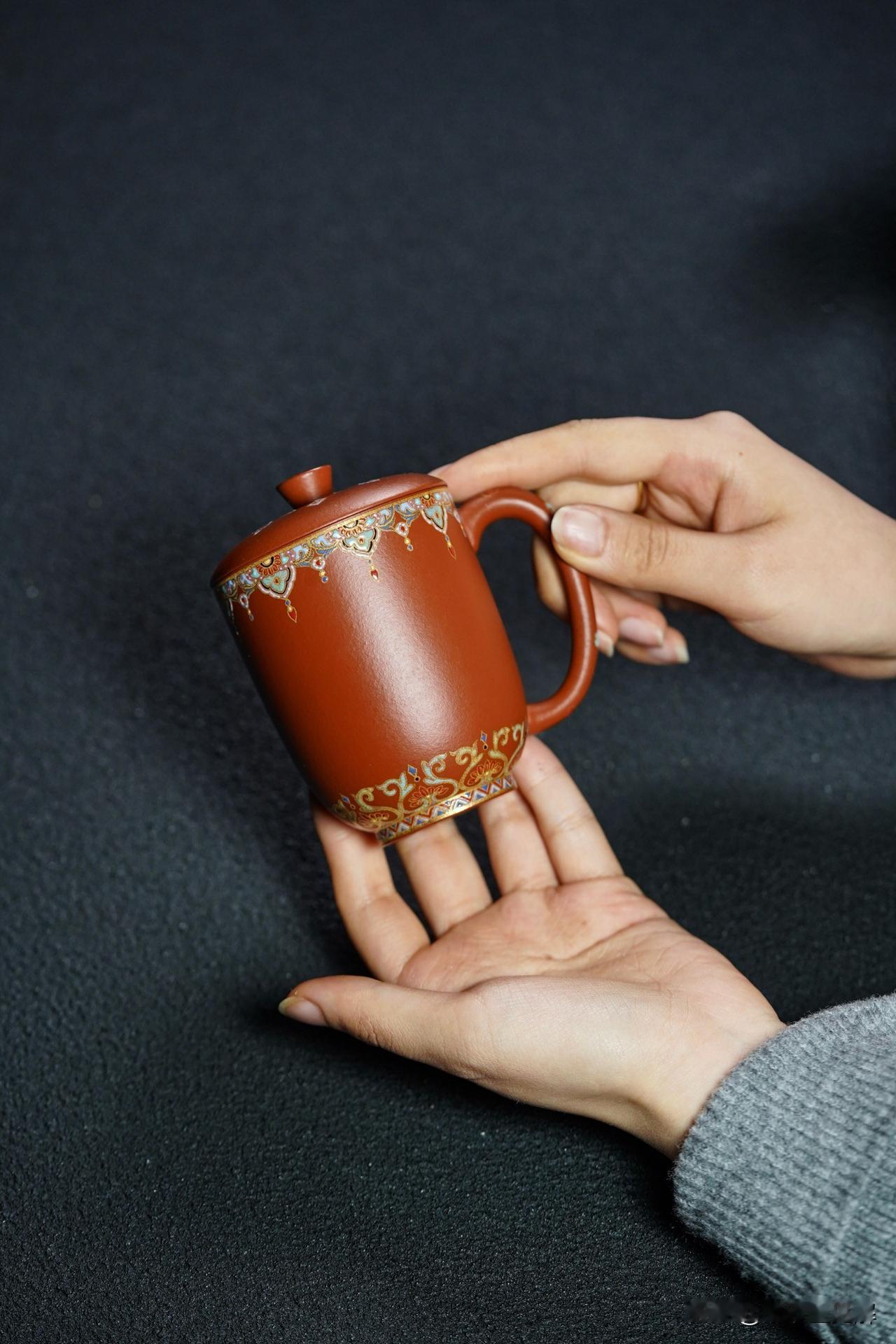 未使用过的紫砂壶，一般用开水冲下去，大多没什么味道或是只有陶土的味道。化工壶用开