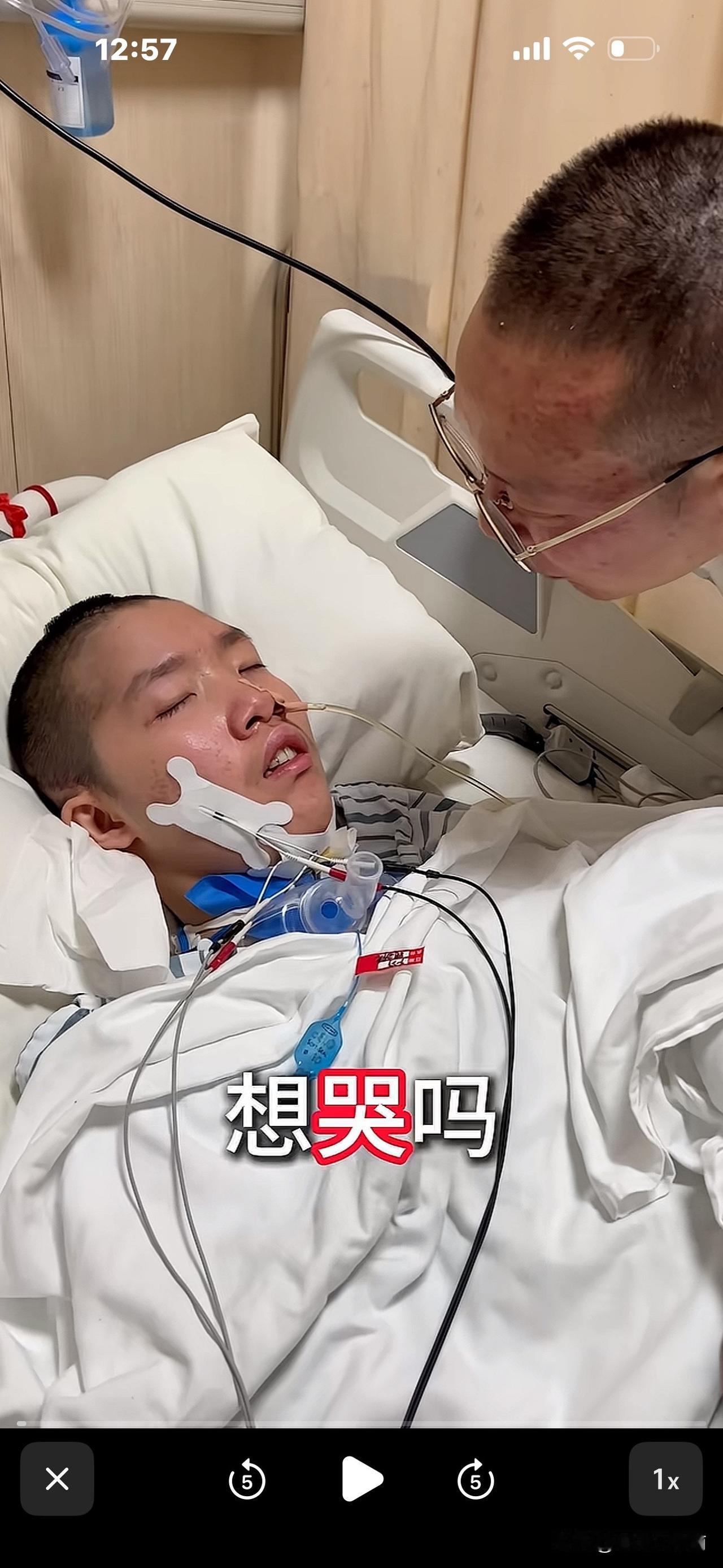 14岁孩子车祸成植物人300多天，毫无起色，连顶级脑科医生都说太难，这个爸爸
