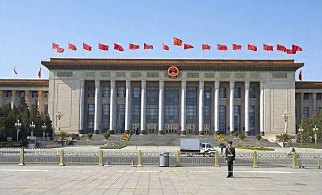 今天我想带大家回到1959年8月的北京。天气还很热，一座崭新、宏伟的建筑，刚刚在