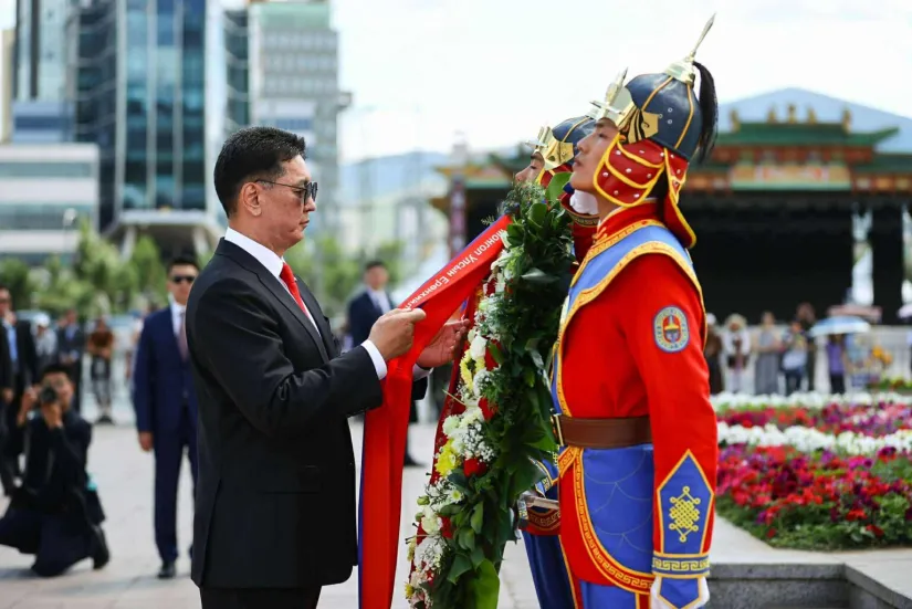 7月10日，蒙古国总统乌·呼日勒苏赫国家大呼拉尔主席达·阿玛尔巴亚斯格楞与总理