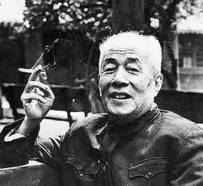 1947年，地下党王治秋走到院子时，发现他的勤务兵被军统特务抓了，特务指着王治秋