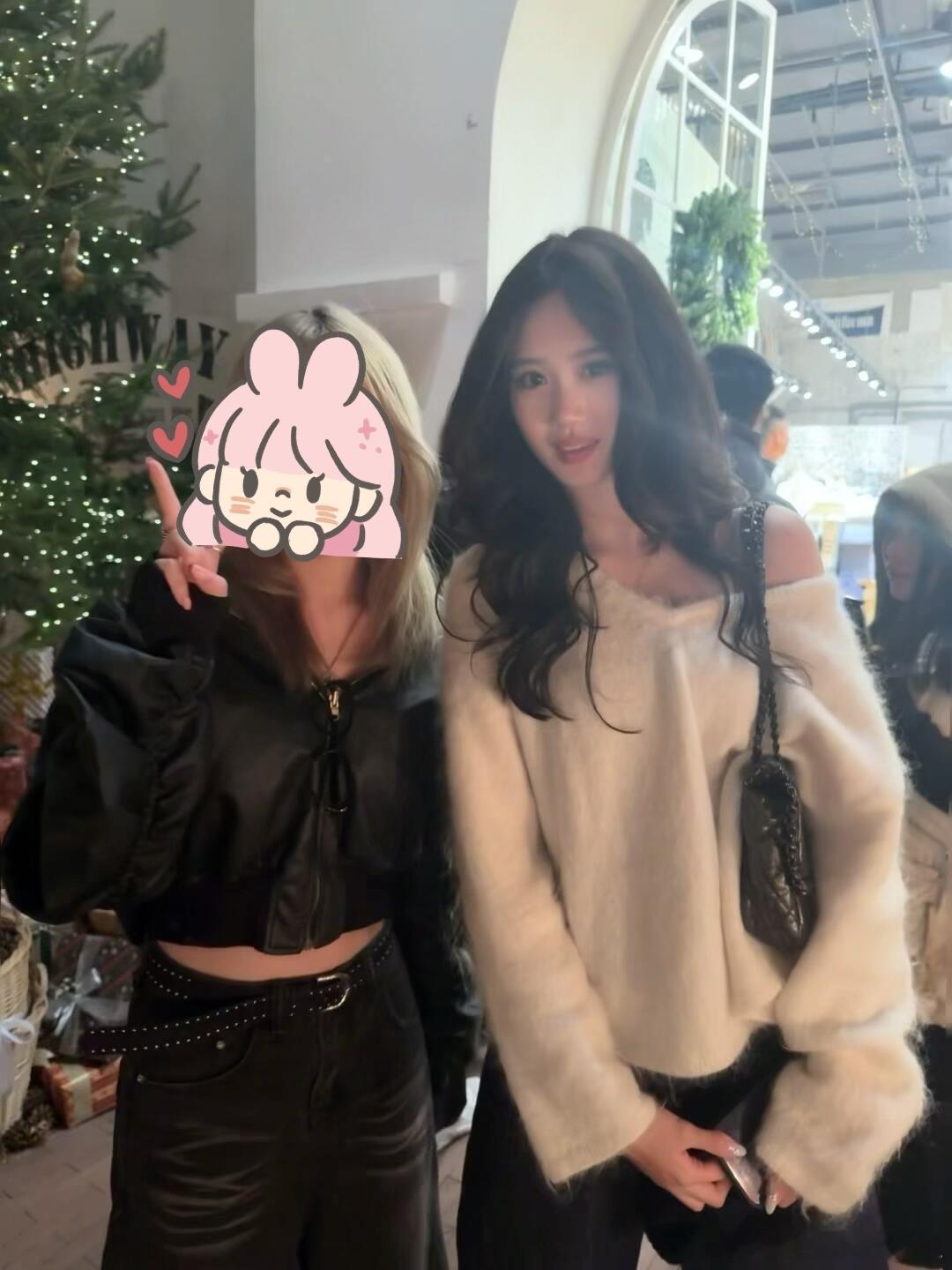 三里屯偶遇钟丽缇女儿考拉，大波浪造型明艳动人，继承了妈妈的高颜值！