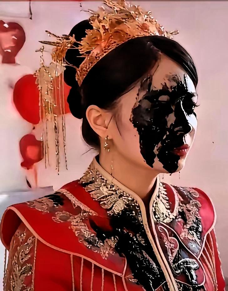 图中，新人结婚现场，新娘被伴郎泼了一脸和一大襟墨汁。一气之下，当场悔婚，我严重支