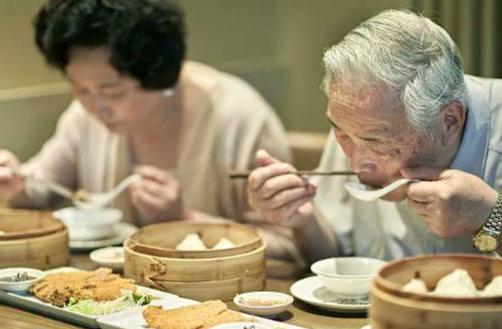 “吃饭八分饱”错了？医生建议：过了60岁，吃饭要尽量做到这6点 老年饮食误