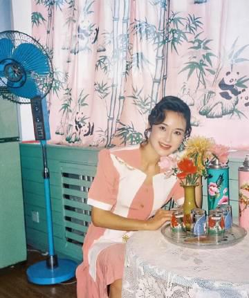 这位妈妈真是神仙颜值！八九十年代有冰箱彩电电风扇的家庭，也算是家大业大了​​​
