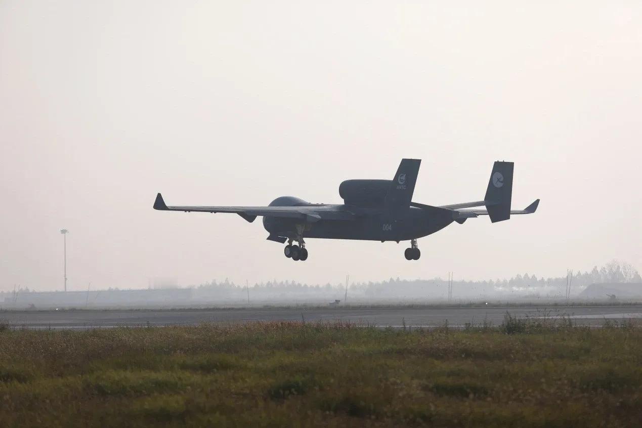 我国自主研发的“九天”无人机在陕西蒲城首飞成功，标志着我国在重型无人机方面有了新