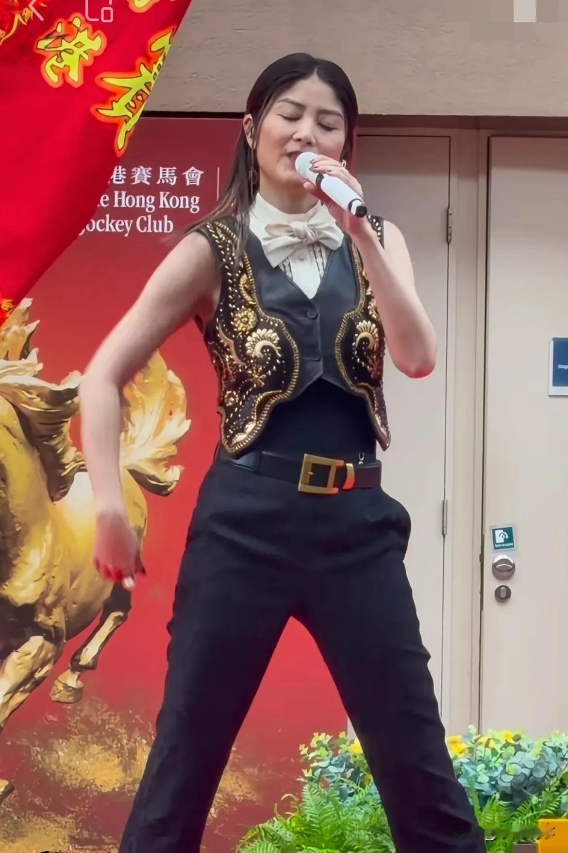 就没人发现陈慧琳不对劲儿吗？她都已经54岁了，松垮的皮肤、发量稀疏、身材走形