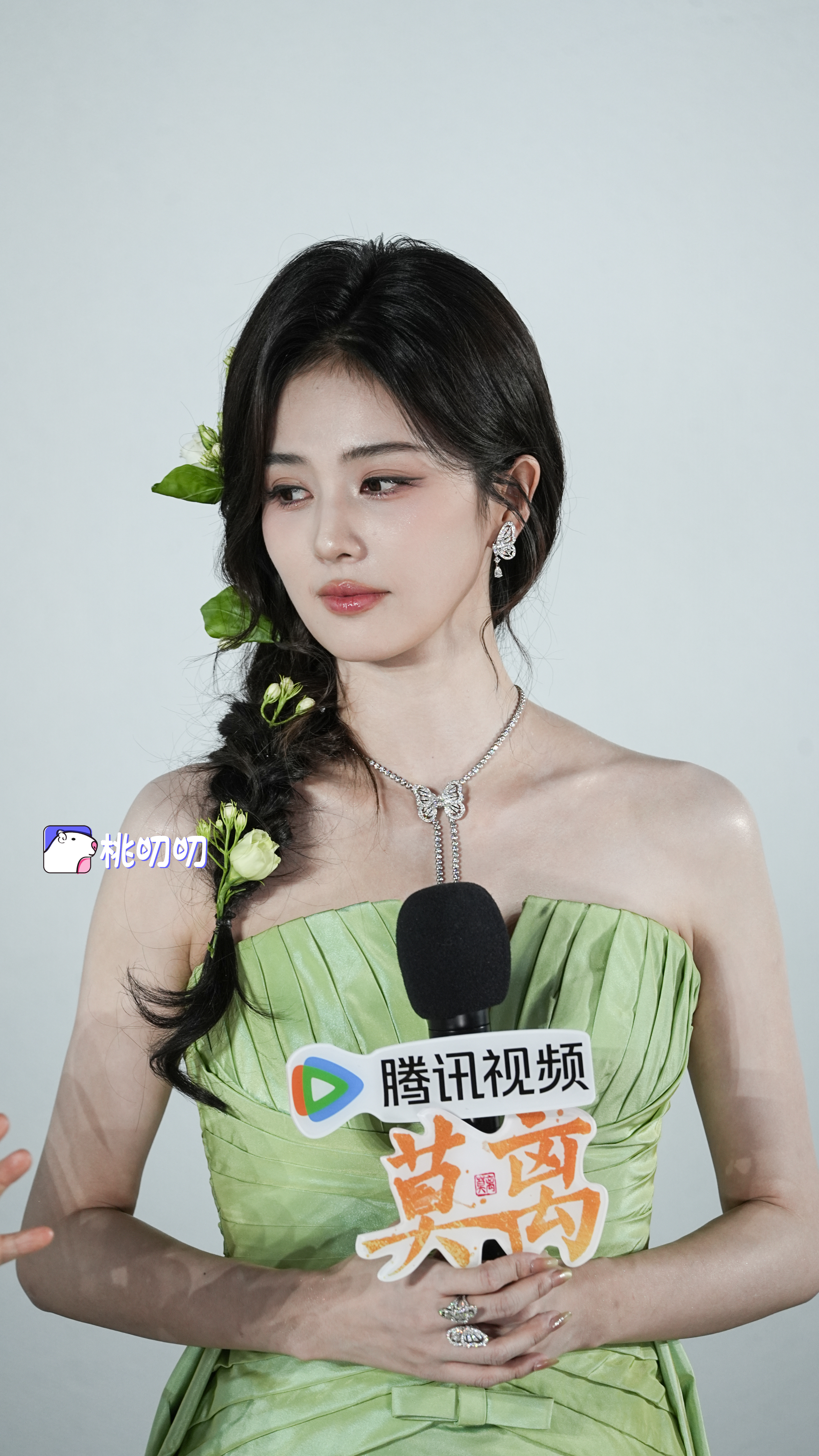 白鹿绿色流光裙白鹿茉莉精灵我说白梦妍状态真的绝了！特别清透！好有精灵感！