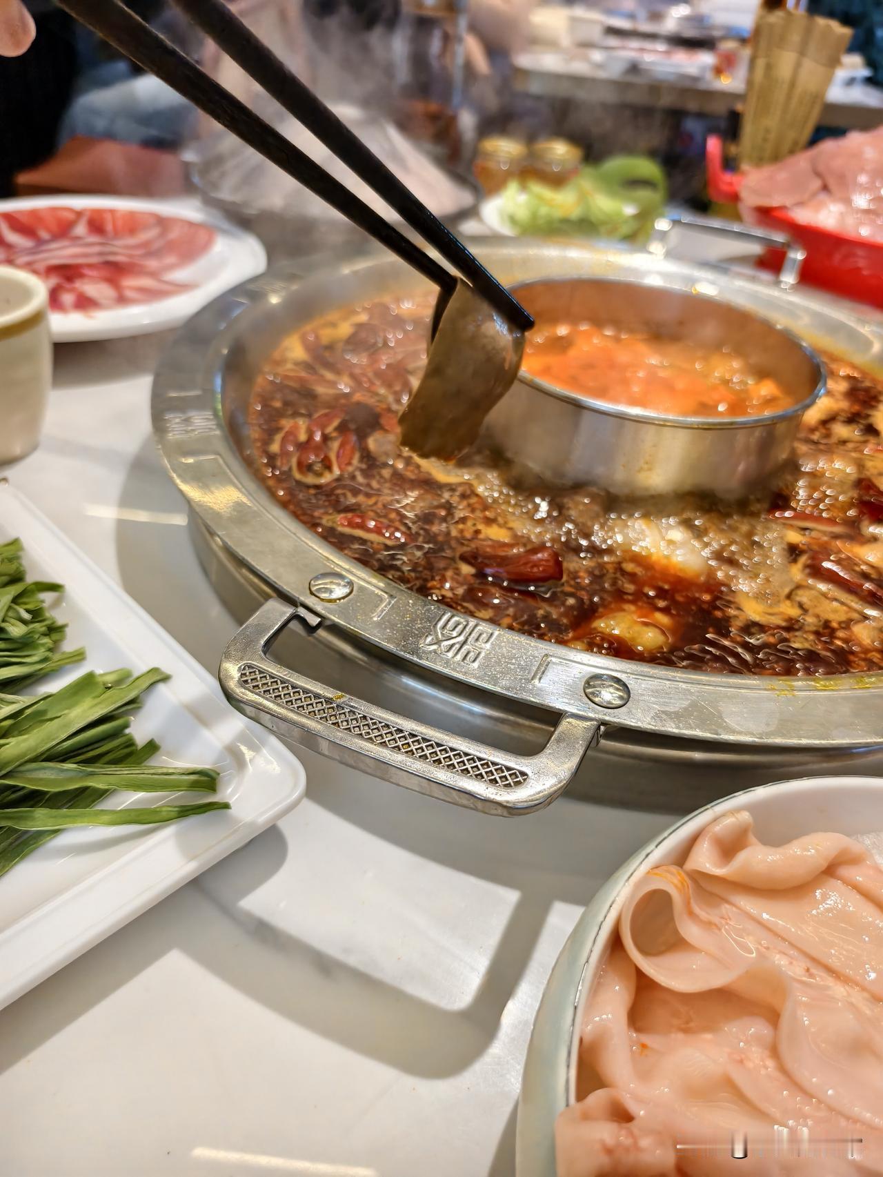 离开成都之前，吃个火锅。弟弟、弟媳请我们老俩口吃火锅，给我们俩送行。为了