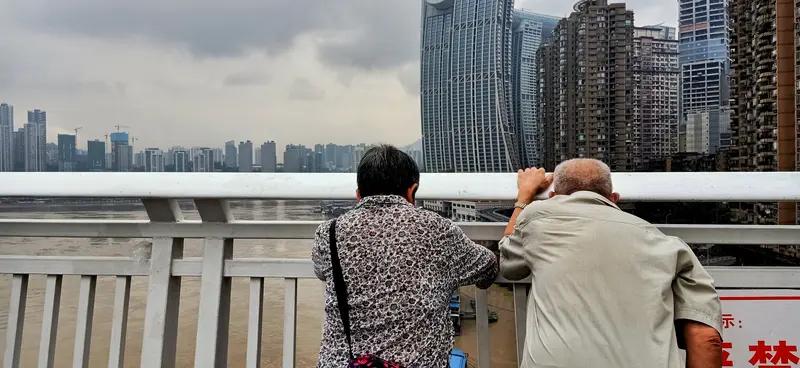 【重庆退休老人3年豪掷数亿买房买宾利，举报者却被判败诉？背后真相引发全民热议！】