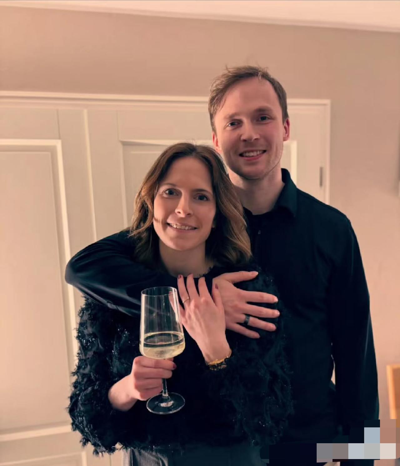 杜达采访时宣布喜讯：将在今年和女朋友举办婚礼！近日，杜达在采访中表示，自己与