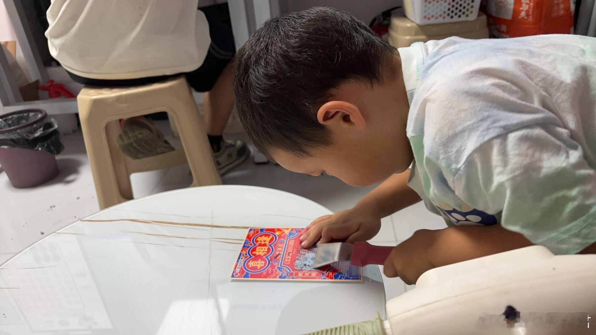 我儿子这么小就想走捷径了。[无奈摊手]我的精神状态凉好​​​