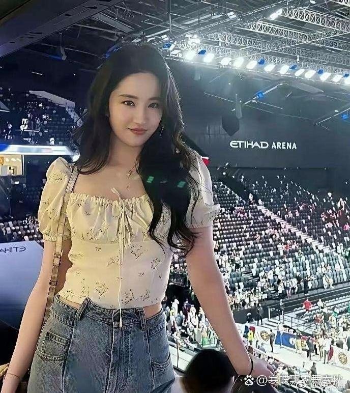 刘亦菲这条裤子也太懂养生了！高腰设计把肚脐眼牢牢护住，舒适又实用，保暖养生感拉满