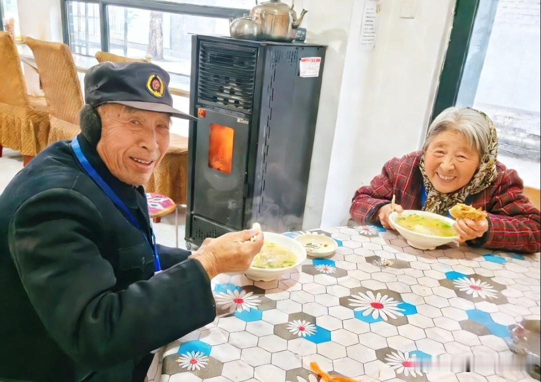 每月不到200块，农村这笔钱，不该叫养老金！二百元，放在今天的农村，根本撑