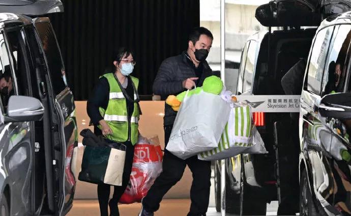 大S骨灰已回台，台北松山机场已失控，大批量记者们早就把机场出口围得水汇不通，