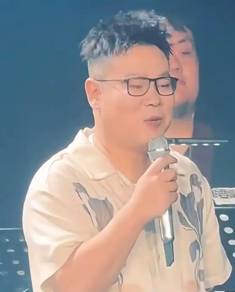岳云鹏演唱会最大赢家是孙浩！没耳返开唱，这才是国家队的底气！全网最嗨的人，必