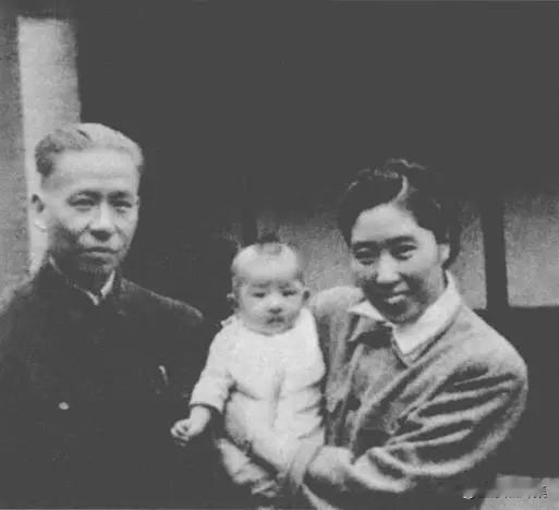 1949年，刘少奇、王光美与女儿平平在一起。刘平平1949年5月生于北平，为纪念