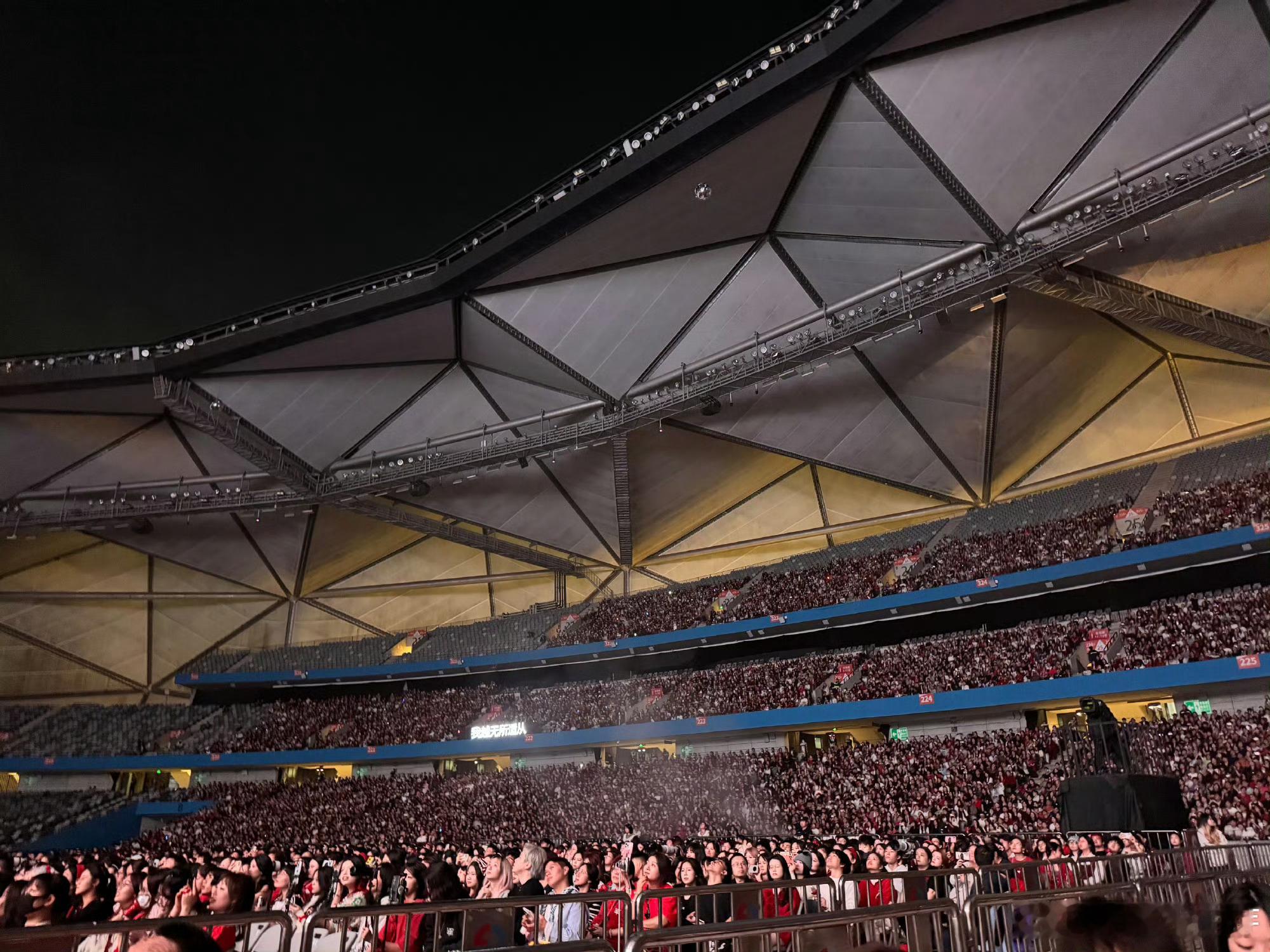 华晨宇顶流梯队常青树华晨宇现场上座率超惊人，满场人潮涌动。他这人气，可不是盖的，