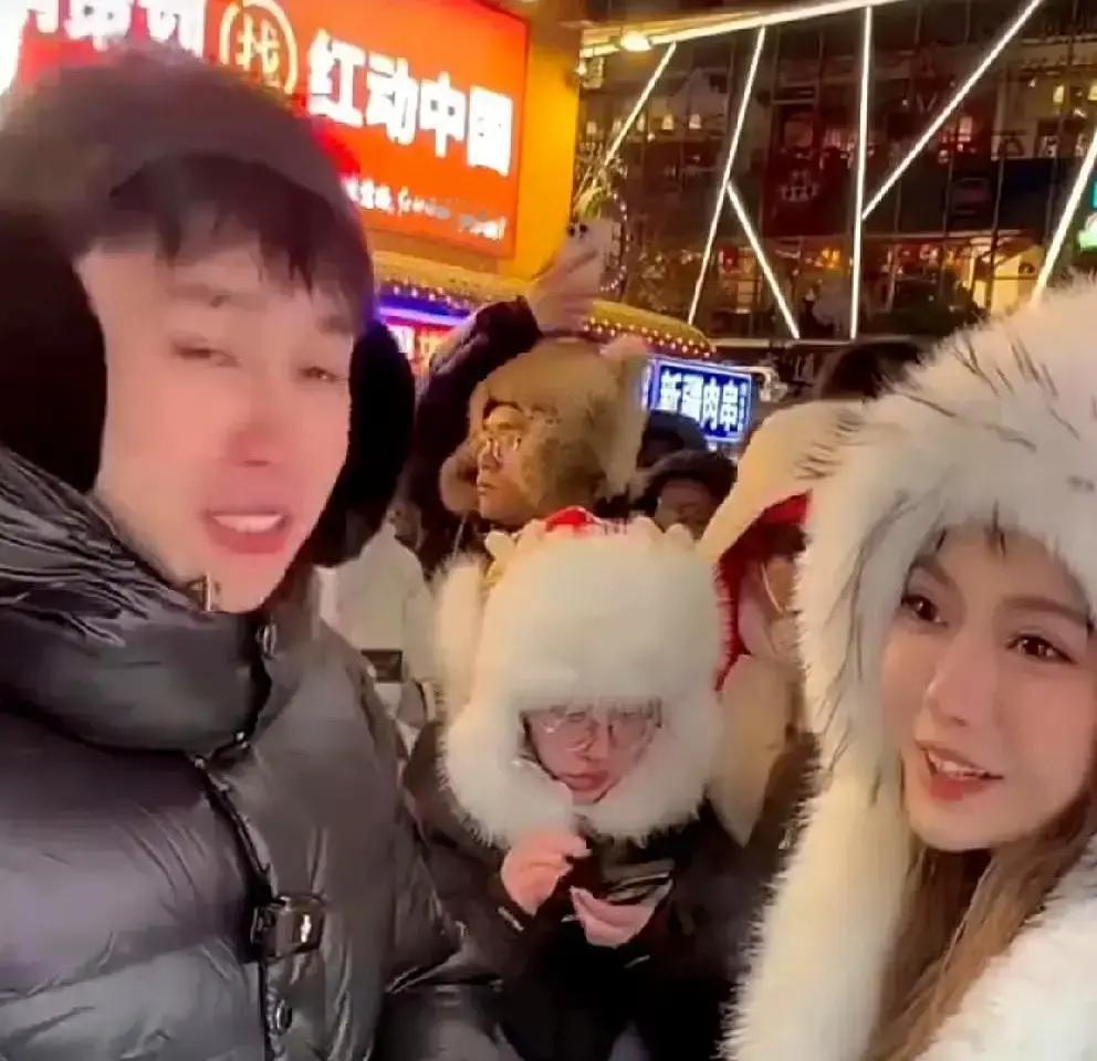 昨晚直播刚飙到十万热度，刘二狗突然放大招，对着几十万观众狂夸搭档蛋蛋：“始于颜值