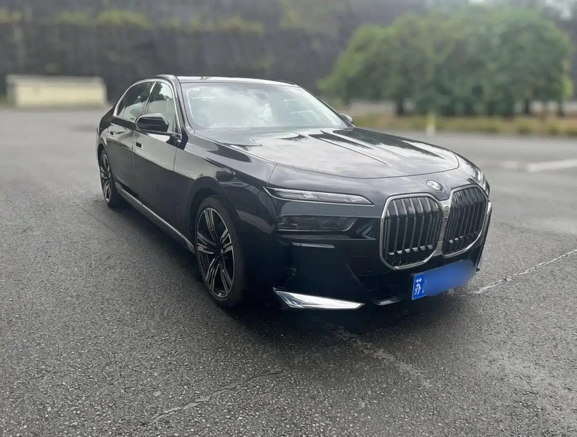 宝马5系长轴新款2026年9月上市，中大型豪华轿车，车身尺寸5175×1918×1490mm，轴距3