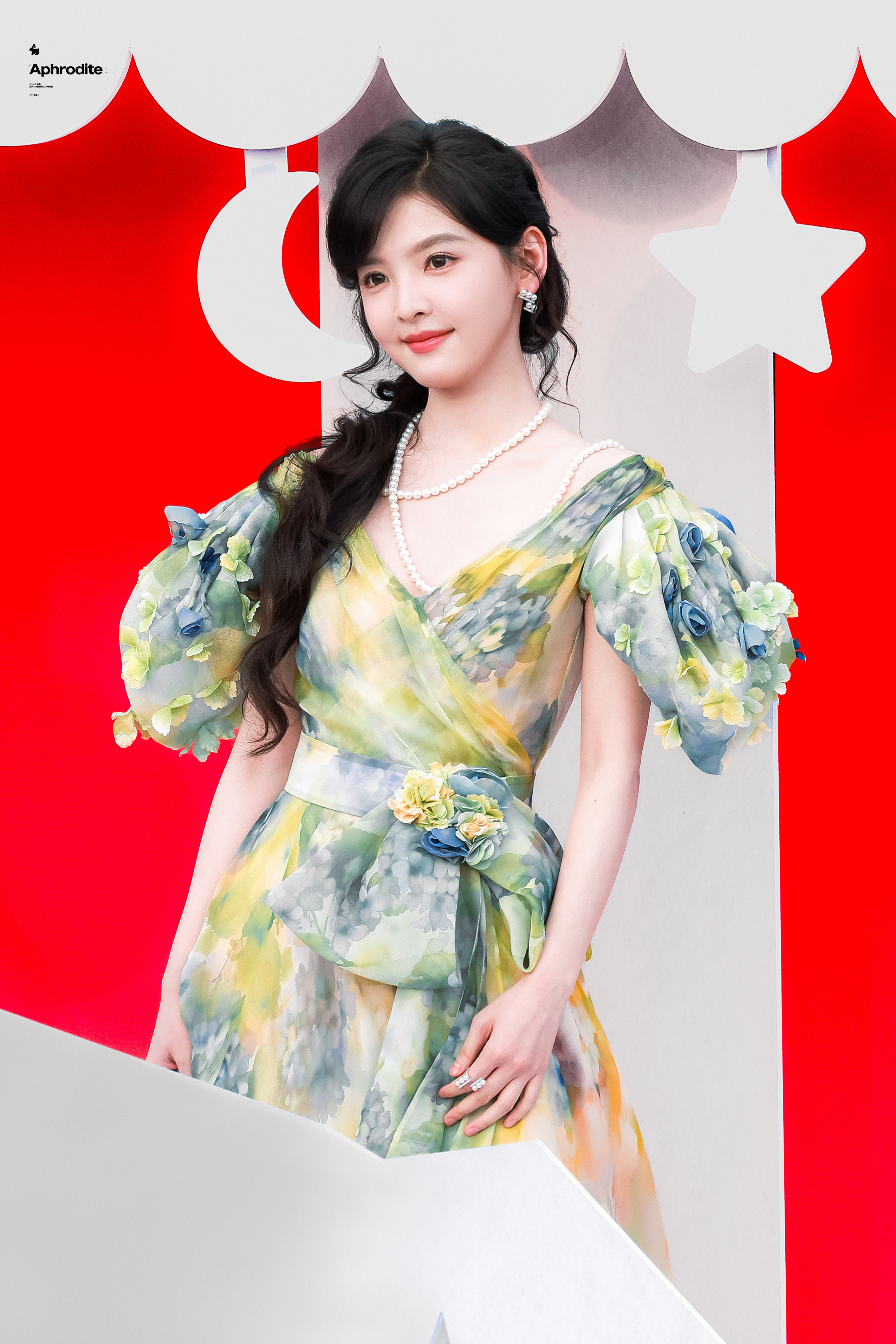 章若楠·一袭森系碎花长裙，泡泡袖灵动浪漫，温婉眉眼间，尽是独有的温柔氛围感。