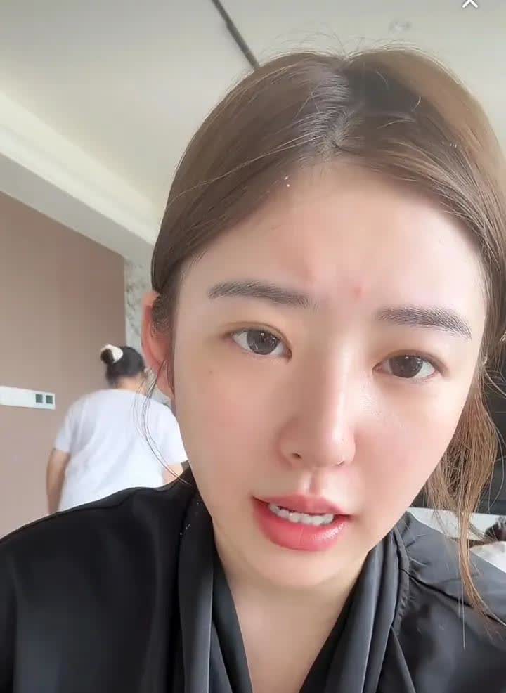 黄一鸣对她妈妈一点也不好，她妈每个月仅仅领一点退休工资，过得很节俭，黄一鸣现在一