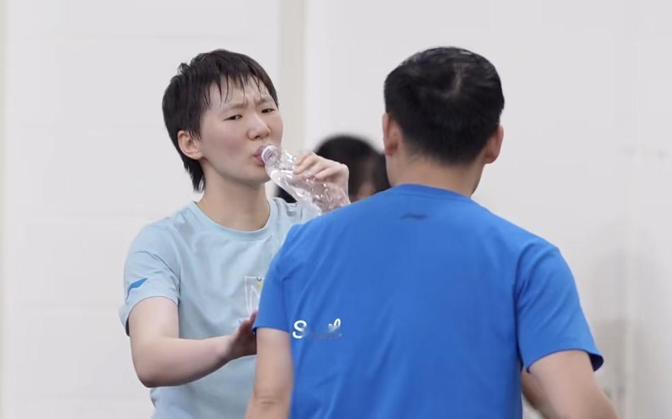 WTT新加坡大满贯，王曼昱今日训练馆进行备战训练。今天训练结束后，王曼昱开启临时