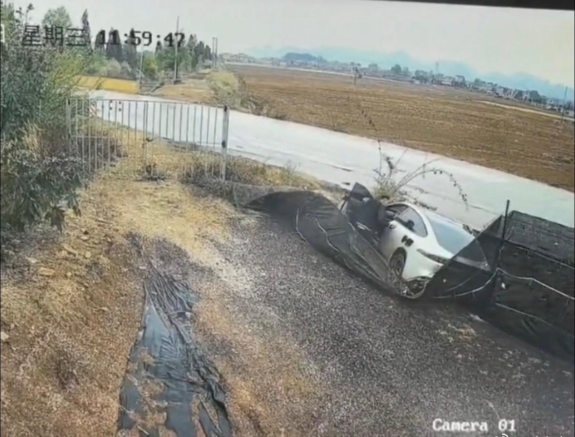 电车发生事故，底盘起火1分钟的救援行动！路过的白衣男子实施援救烧伤，可否获得见义
