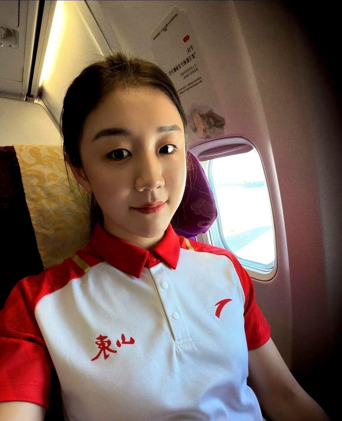 她又把金牌挂脖子上了。你看她笑得漂亮。可心里那块空白，你感觉不到吗？奥运两