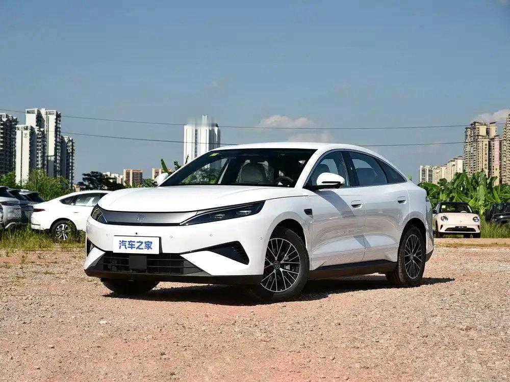 比亚迪秦MAX2026年8月正式上市，紧凑型家用插混轿车。车身加长优化