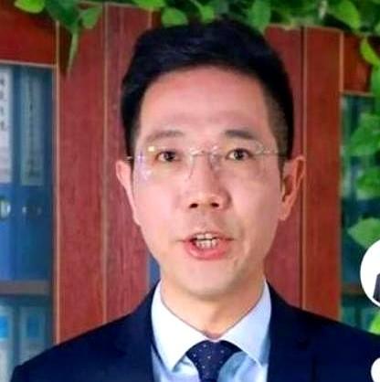 李圣律师直播，网友们惊掉下巴了！他竟然对着弹幕，把高高在上的法律掰开了揉碎了讲