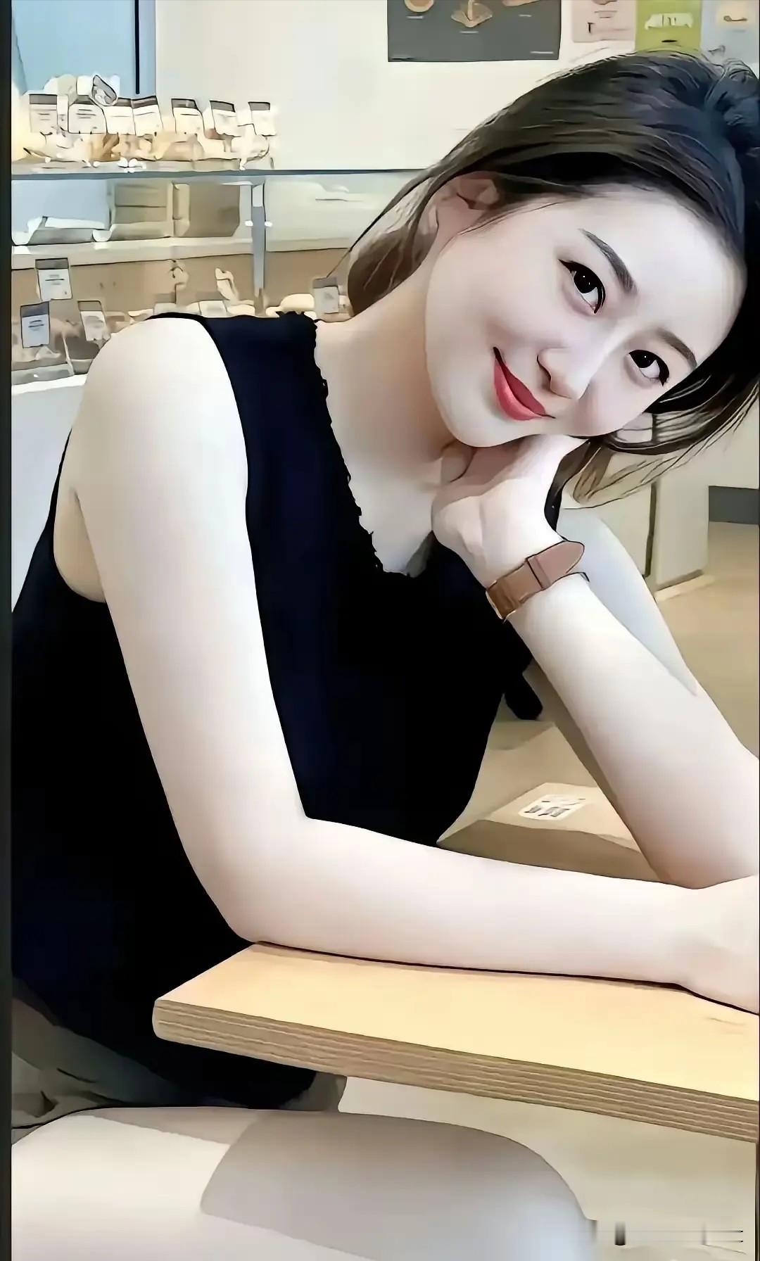 清平乐·浅笑晴窗风软，浅笑意阑珊。腕底轻光凝玉腕，漫把清欢偷展。闲