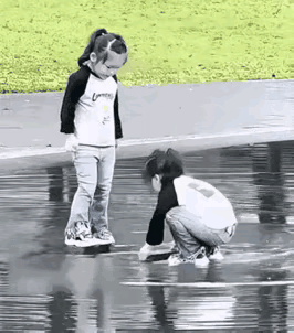 视频中，妈妈打着扫把要打姐姐，弟弟是妈妈的心肝宝贝，弟弟心痛姐姐便喊了一声：姐姐