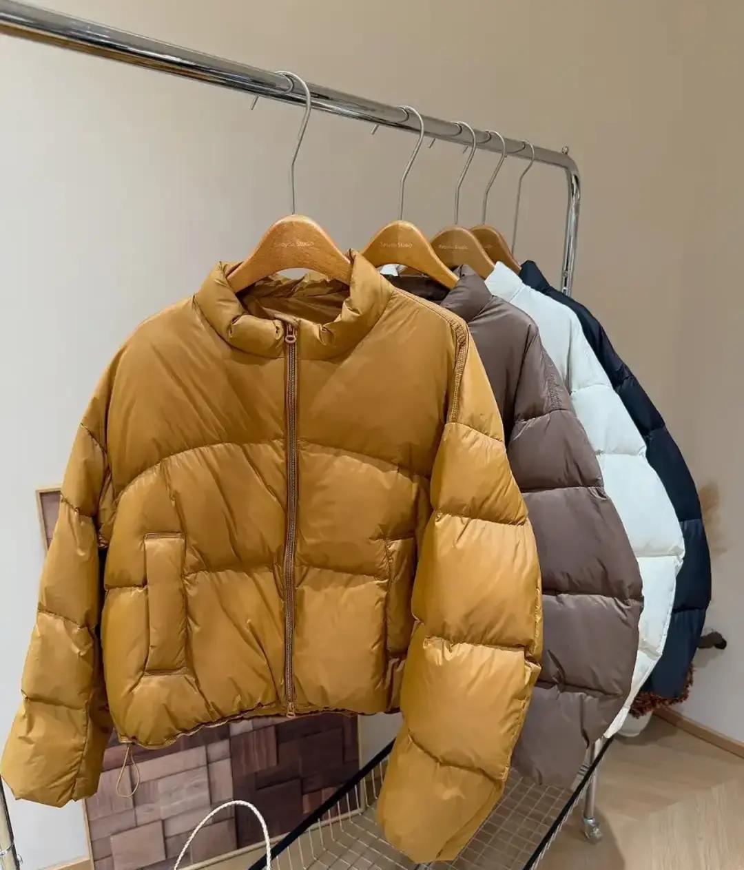 六十岁阿姨逛商场试羽绒服，捏两下就摇头：里头全是空气，跟泡芙似的。导购说这是