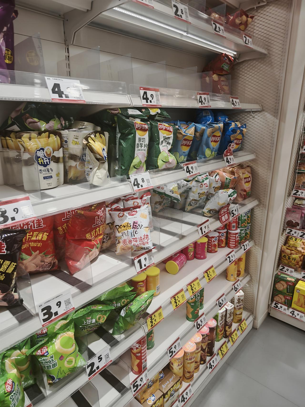 17级的桦加沙台风要来了，深圳人都冲进超市抢菜抢油米，准备台风天居家做饭吃，可见