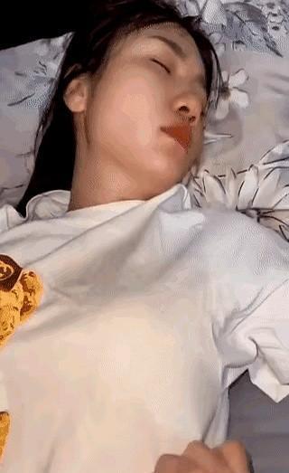 网友上传的一条30秒监控视频把大家的八卦魂点着了，只见女生“呼呼大睡”却偷偷留缝