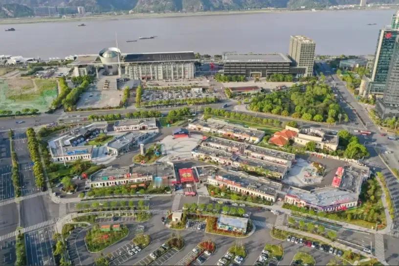 在浙江温州的鸥江边上，当年青山控股花了8.07亿拿下了滨江大排档及边上的停车场地