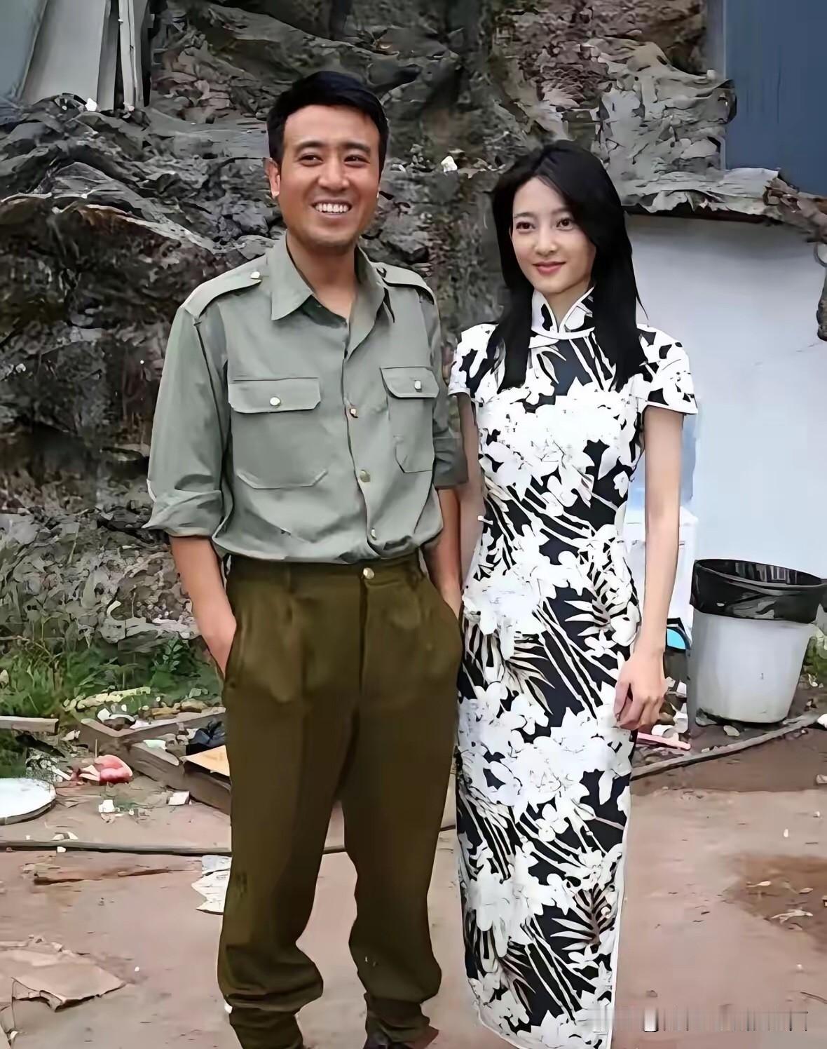 第一次看见于和伟这么开心，原来旁边是端庄大气，气质优雅的美女演员王丽坤，她天生丽