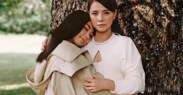 即便遭遇丈夫出轨背叛，李心洁依旧悉心照料继女长大，二人如今形同亲母女，很多人感慨