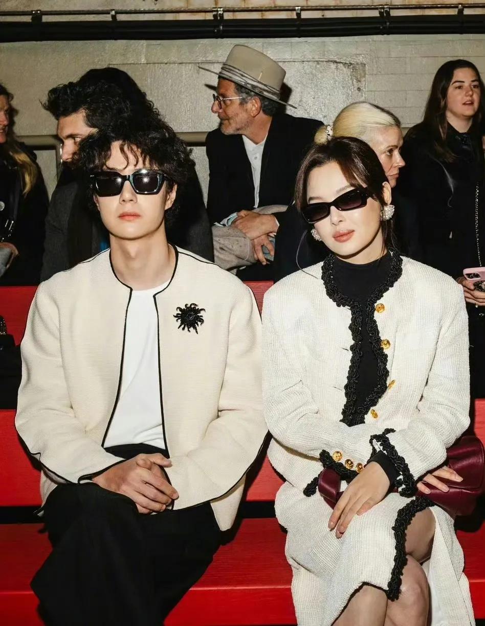 王一博与辛芷蕾的两次惊艳同框！巴黎高定周头排的“香家姐弟”与纽约秀场热聊的松弛