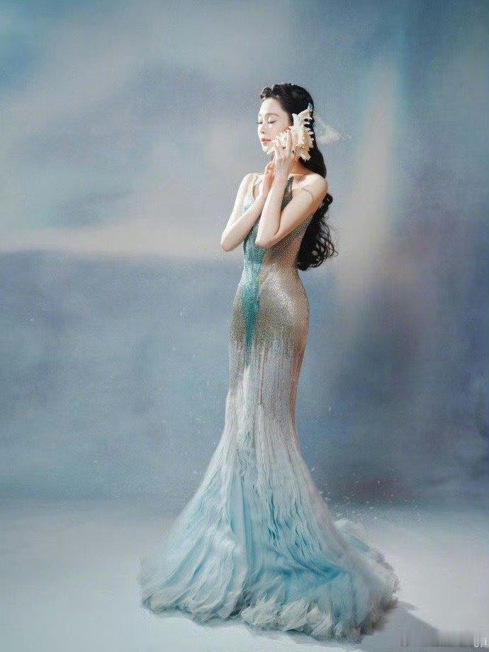 宋轶裙摆叠了几万层宋轶用气质给这条“海洋裙”写了注脚：清冷是海面以下的寂静，柔
