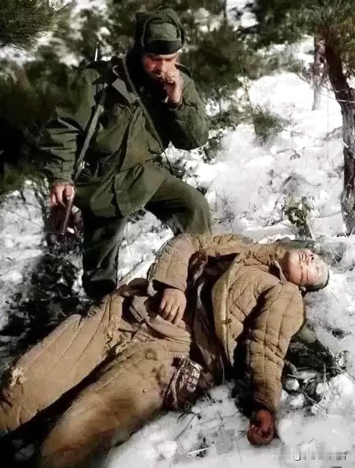 1951年2月，朝鲜汉江地区。美军随军记者拍摄的一幕，志愿军50军一名牺牲的志愿