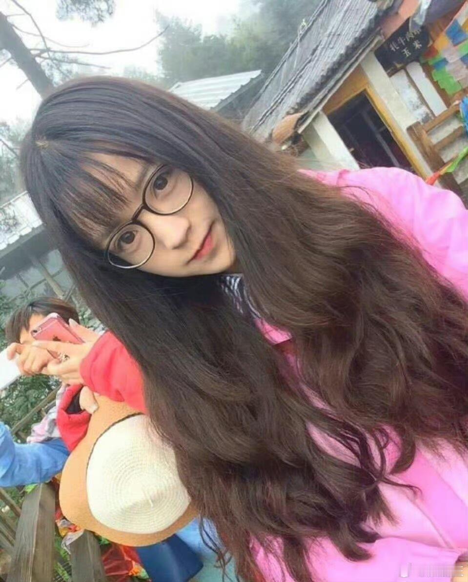 田曦薇以前一股网红感，现在特别自然，是去掉美瞳和黑眼线大睫毛的原因吗