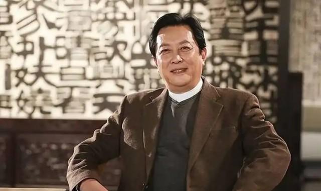 1990年除夕夜，唐国强的妻子在卫生间用一根绳子结束了自己的生命，她留下遗书说：
