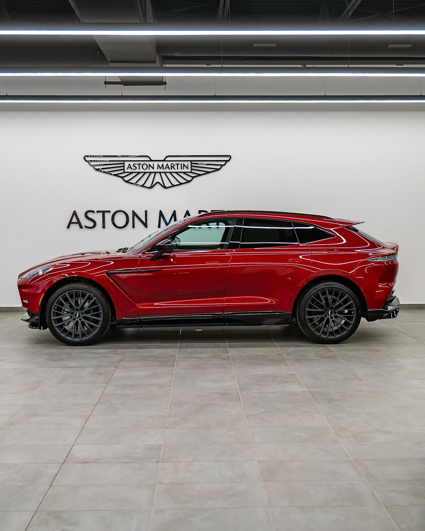 精心雕琢，强大气场，Supernova红色涂装。阿斯顿·马丁DBX707，