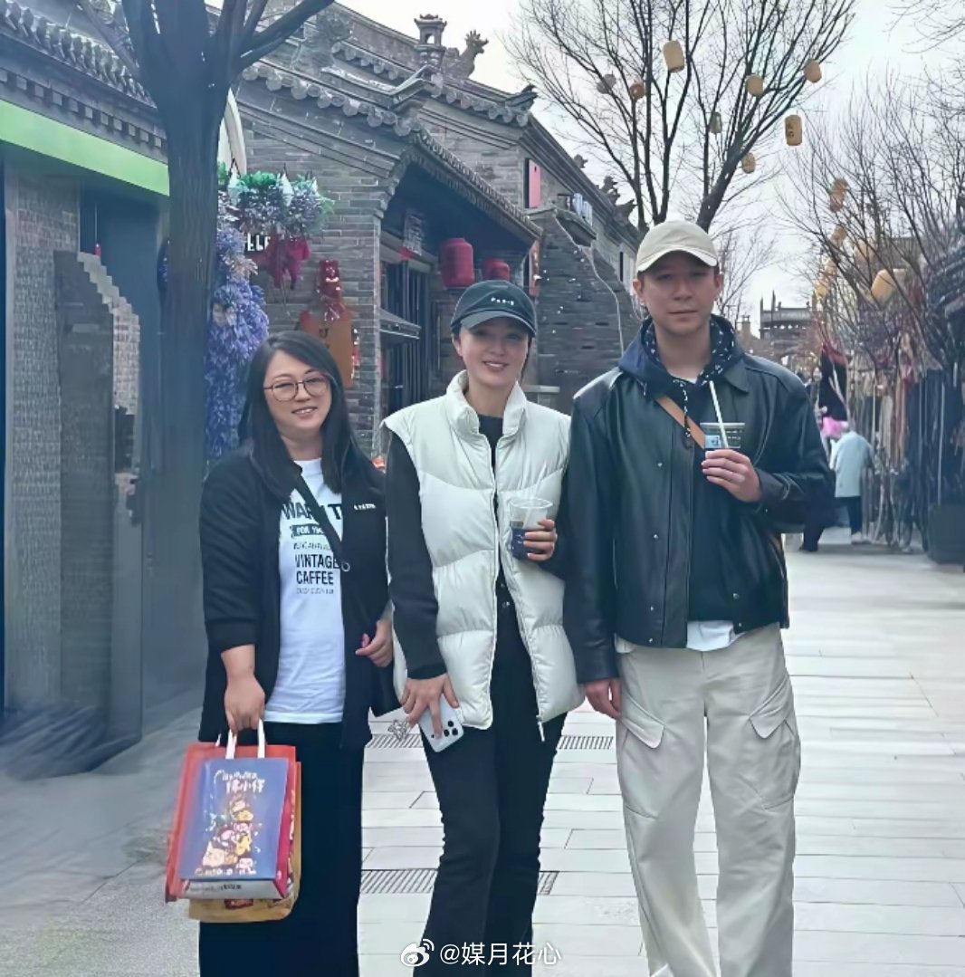 47岁的董璇，跟老公张维伊逛山西大同的美食街。她真人看着挺显小，皮肤状态不错，身材微胖，气质挺突出，