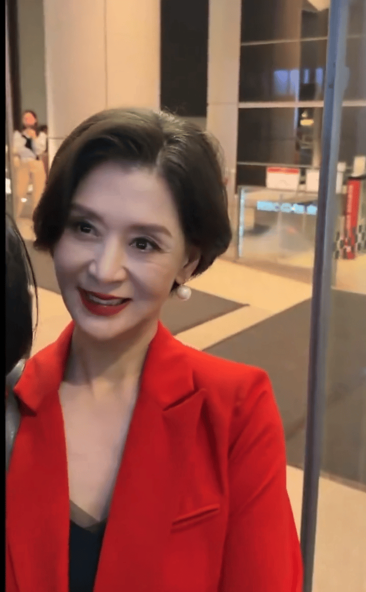 香港明星的纯天然脸保值性好高年轻的时候不觉得好看怎么老了这么有味道65岁夏